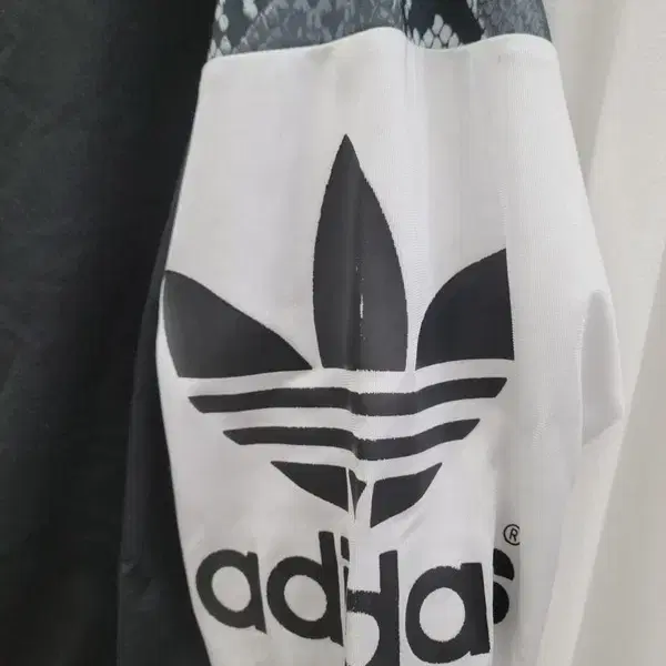 ADIDAS 아디다스 블랙 맨투맨 여 090 A137