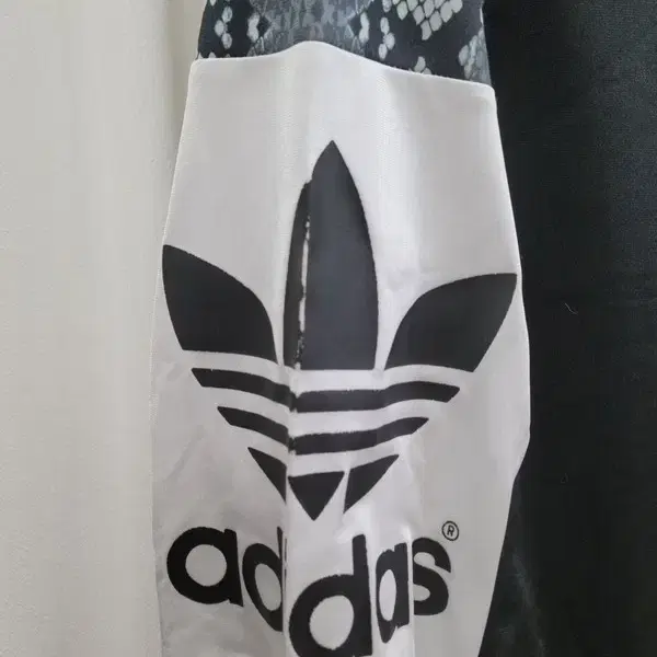 ADIDAS 아디다스 블랙 맨투맨 여 090 A137