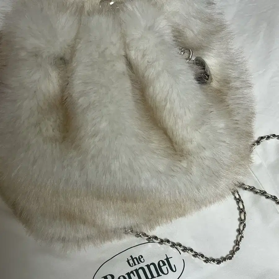 더바넷 퍼 백팩 Ivory Fur Drawstring Backpack