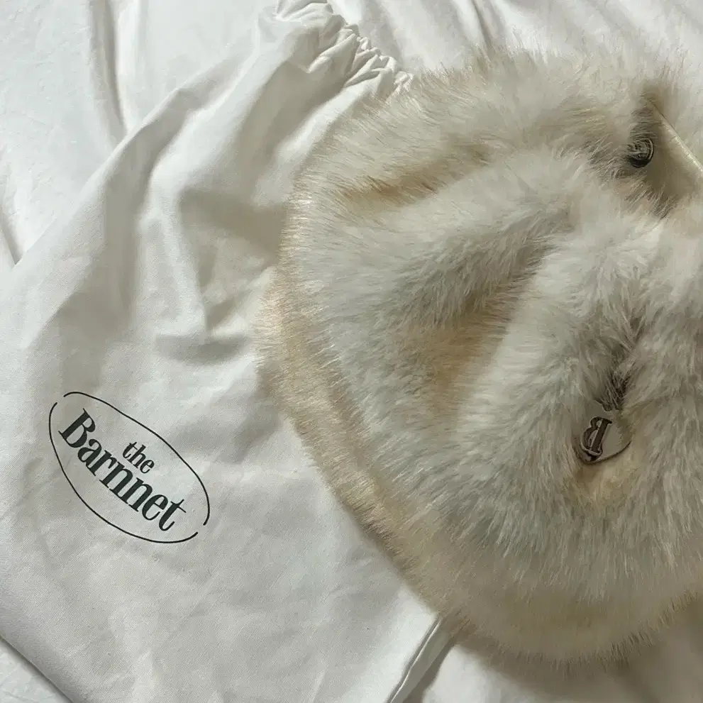 더바넷 퍼 백팩 Ivory Fur Drawstring Backpack