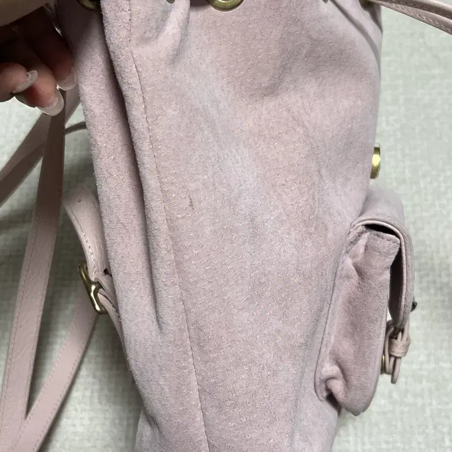 더바넷 shy pink suede bagpack