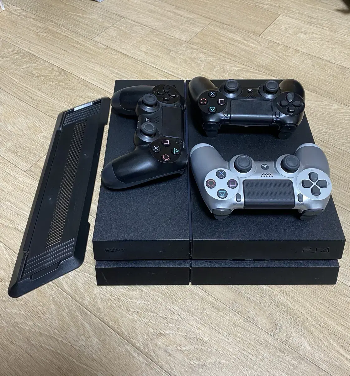 PS4 본체와 컨트롤러 3개