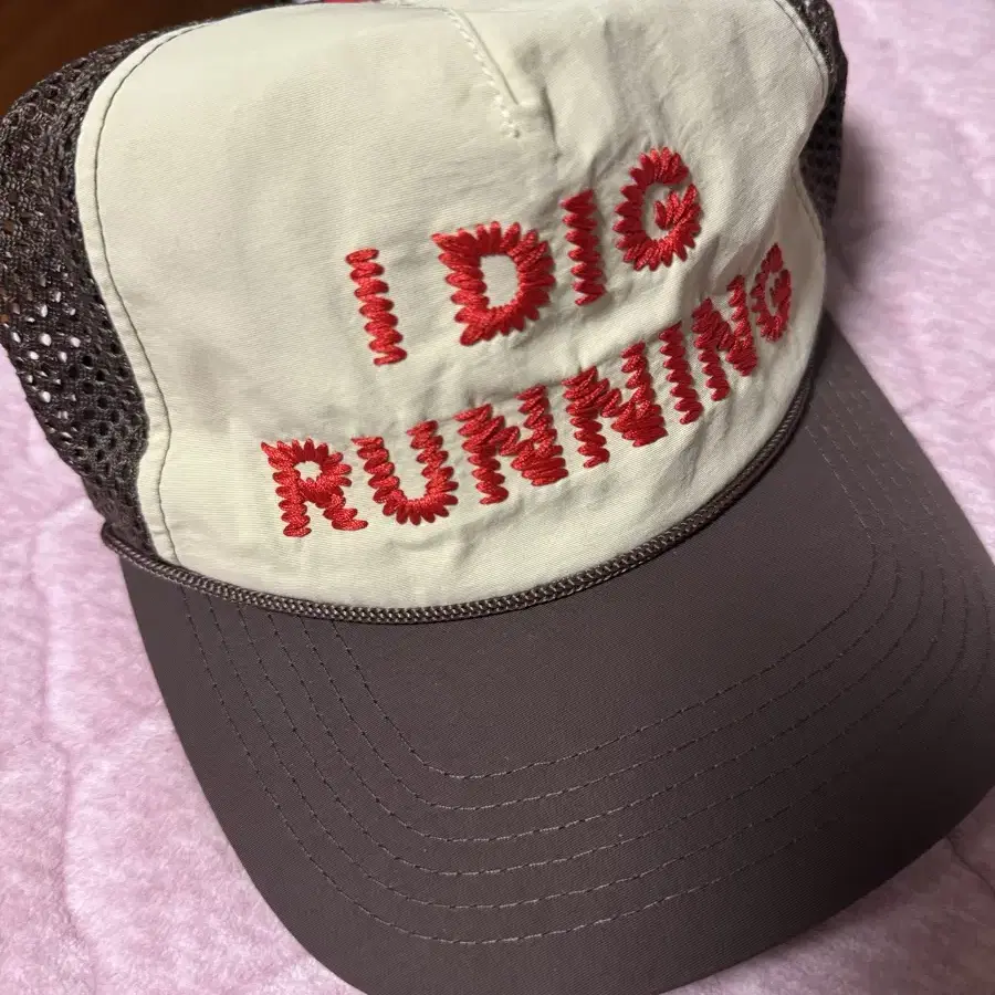 알렉스조노 I Dig Running 트러커캡