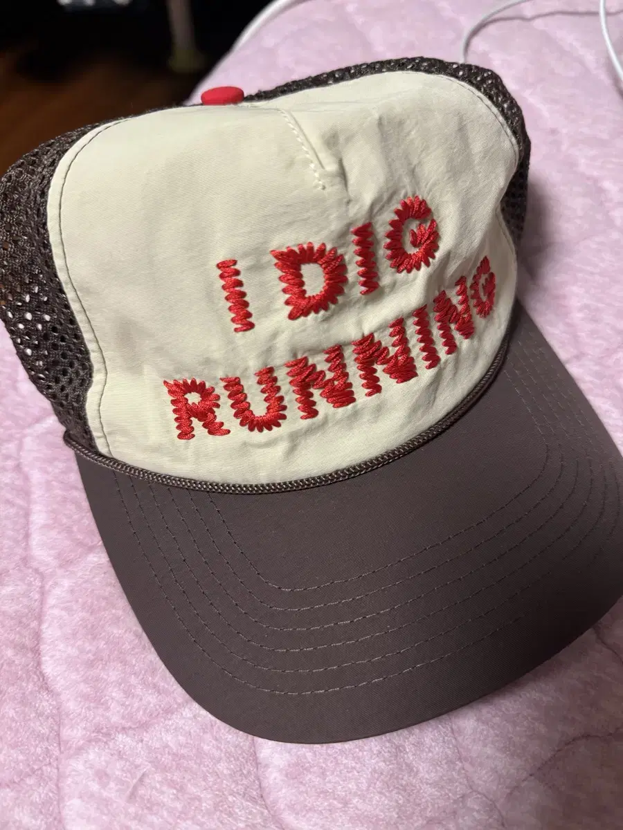 알렉스조노 I Dig Running 트러커캡