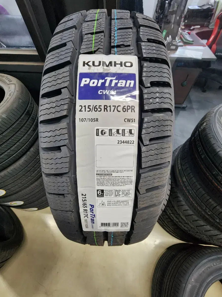 금호윈터CW51 215/65R17 신품타이어팝니다.