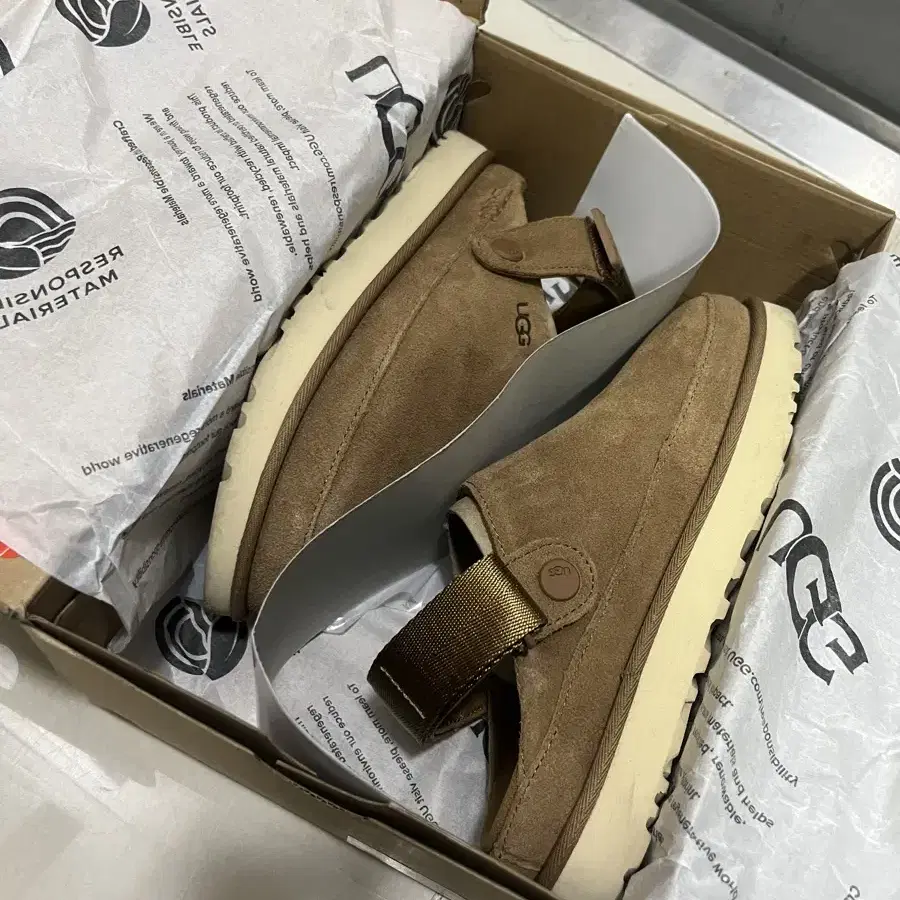 UGG 어그 골든스타 글로그 w 230 (1회착용)