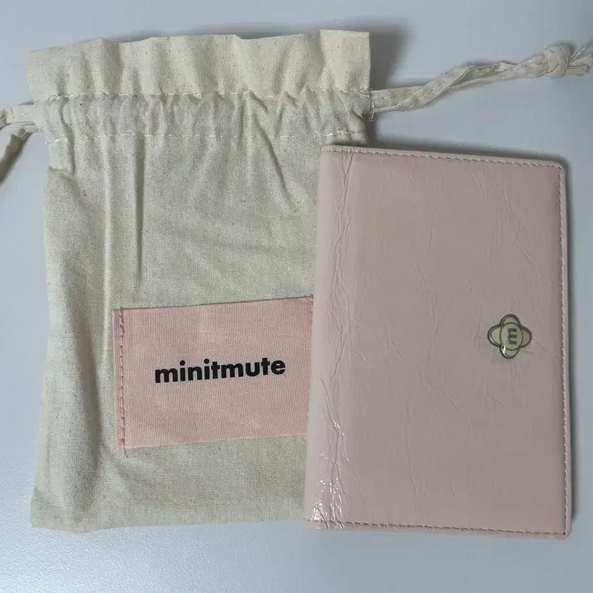 MINITMUTE | 미닛뮤트 Minute Mute Daisy Passport Wallet