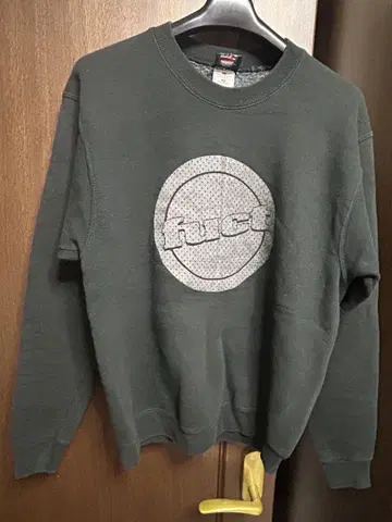 fuct 맨투맨 90s USA제 원형 로고가 새겨진 맨투맨 티셔츠