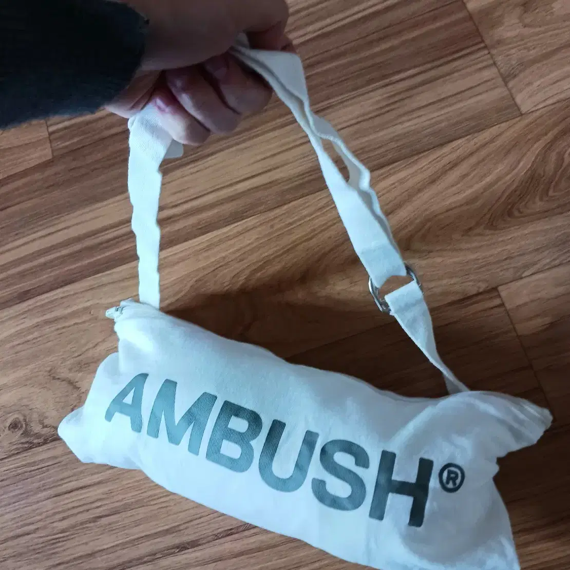 AMBUSH 엠부쉬 반팔 로고 흰색 화이트 티셔츠 S패치 포켓햄 크루넥