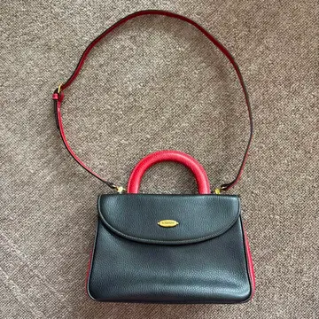 아테스토니 블랙과 레드 숄더백