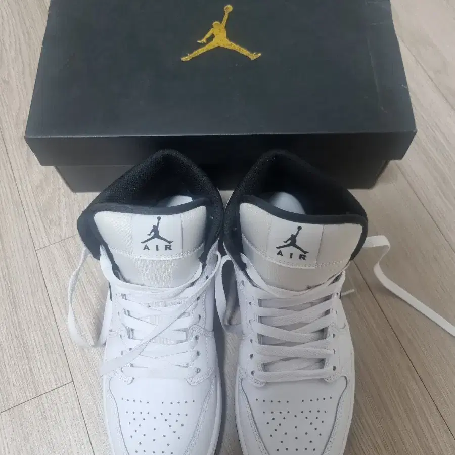 AIR JORDAN 1 MID WHITE