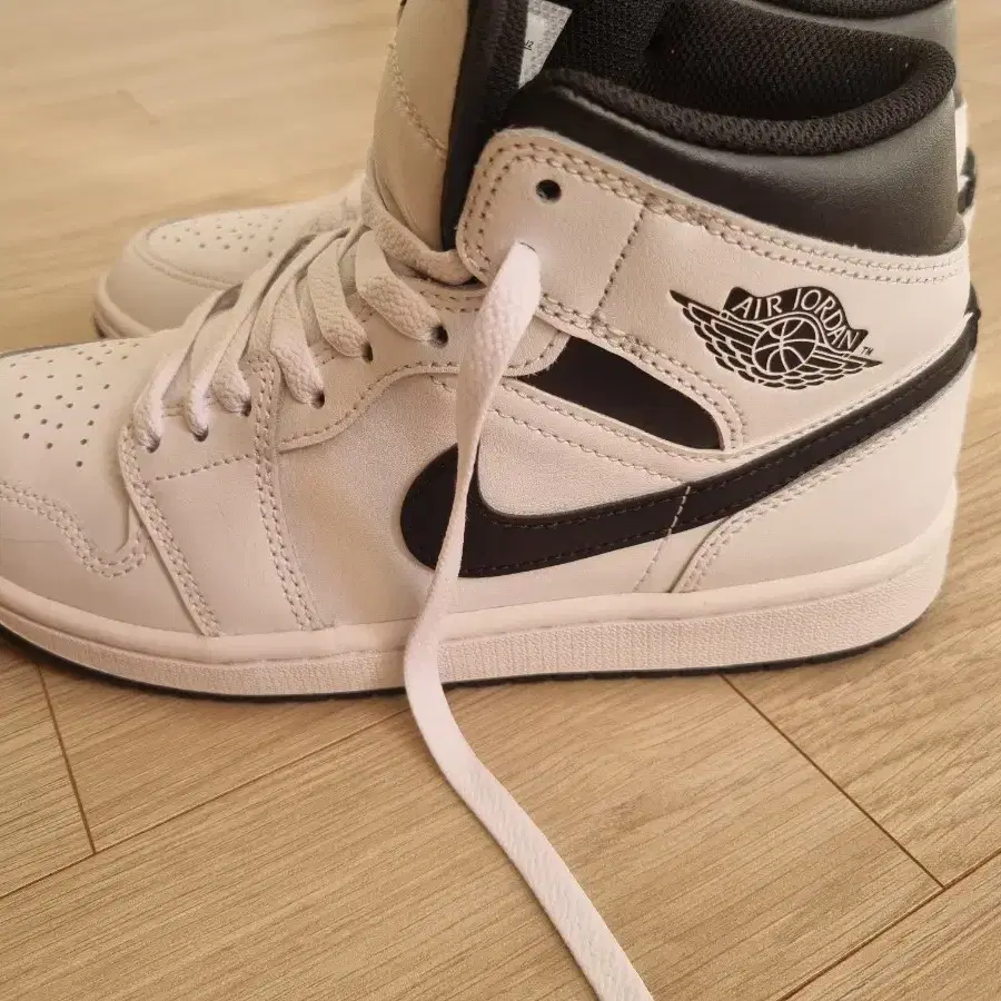 AIR JORDAN 1 MID WHITE