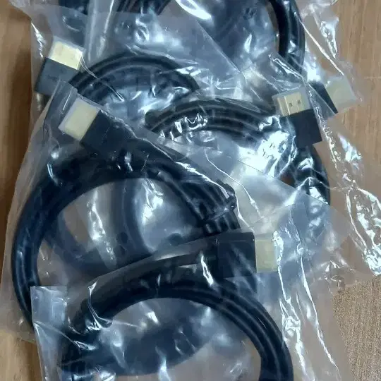 HDMI 케이블 1.5미터 2개에 3.000원 4개 5.000원