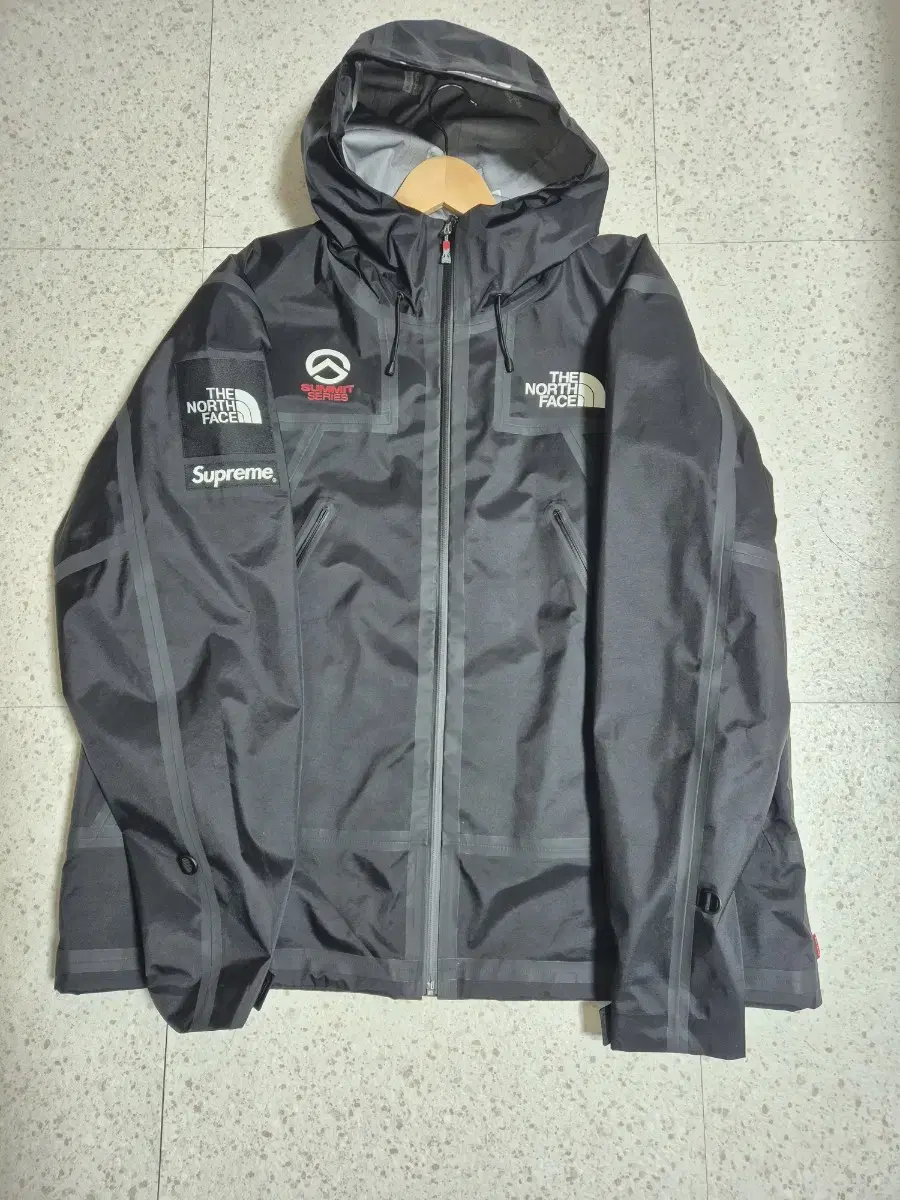 Quick sale Supreme x North Face Windbreaker Shun Summit Taped