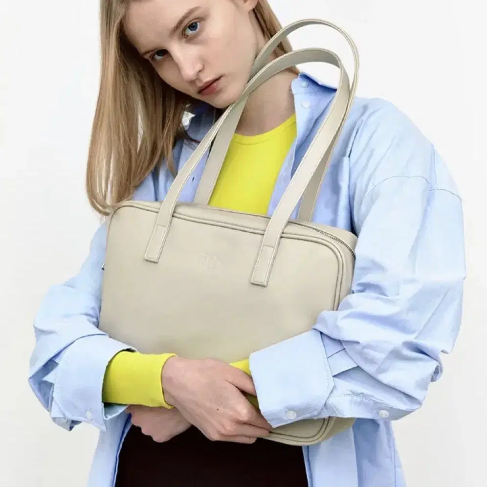 필인더블랭크 Trapezoid Shoulder Bag pale stone