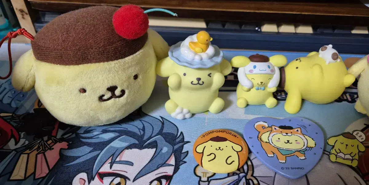 Sells Pom Pom Purin doll keyrings, figurines (gacha), and badges