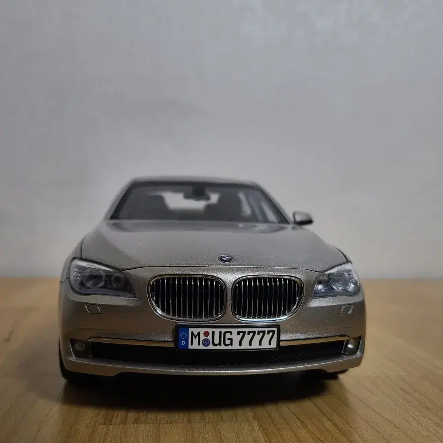 1:18 / 교쇼 / F02 BMW 750LI 딜러버전