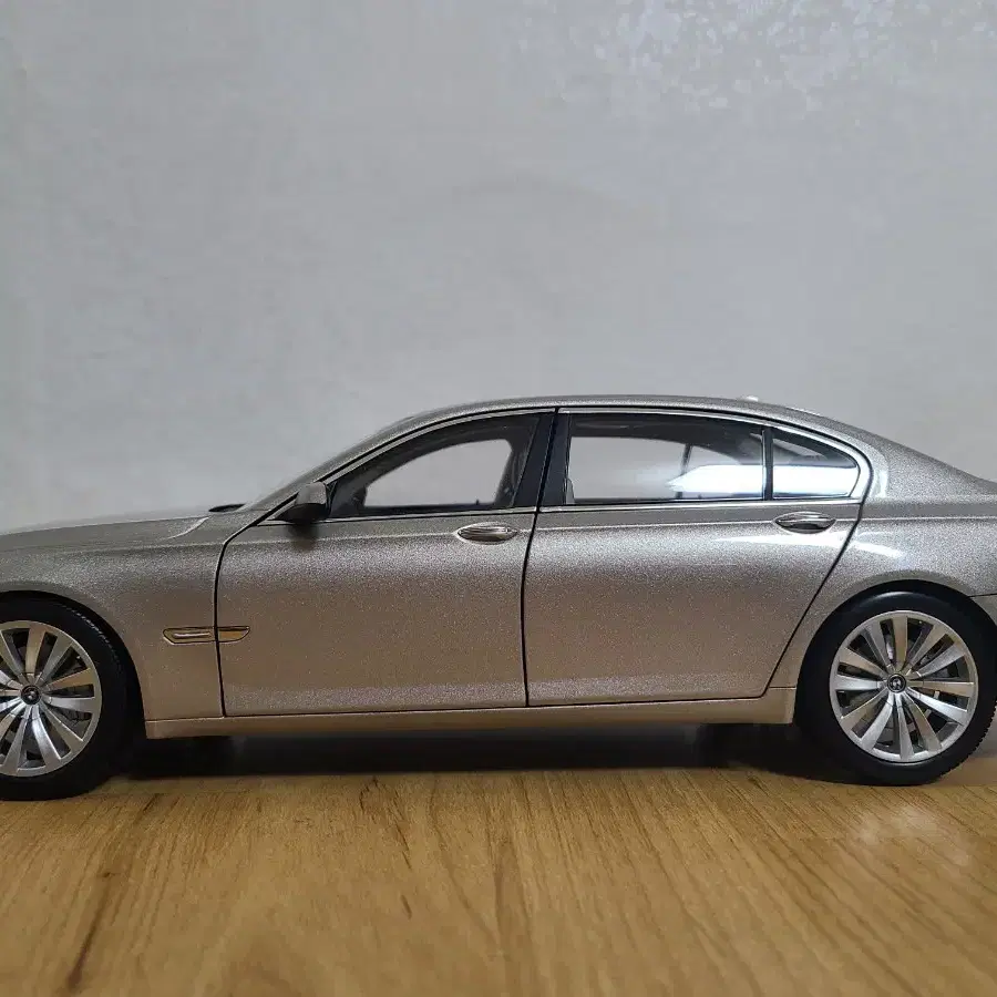 1:18 / 교쇼 / F02 BMW 750LI 딜러버전