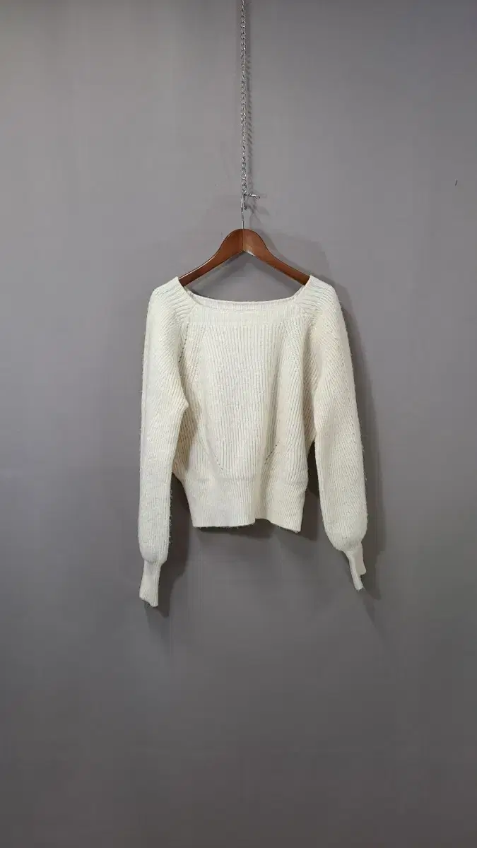 Square-neck knit funky sleeve