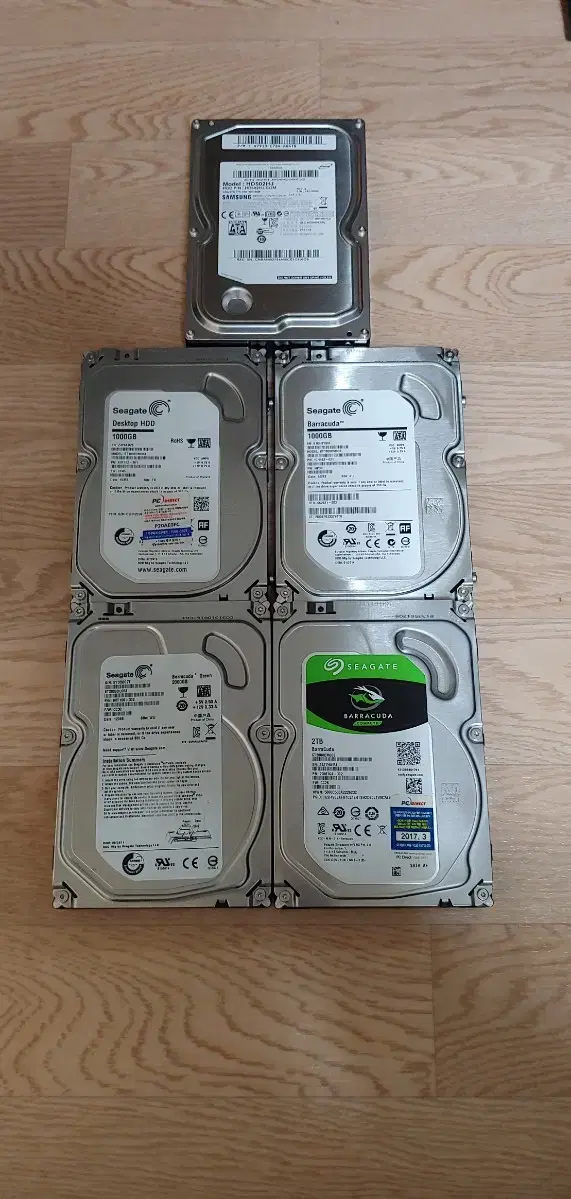 HDD 2TB 2개 1TB 2개 ( 500GB 서비스 ) 총 5개