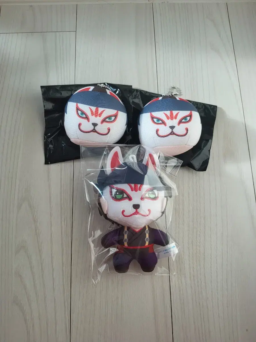 We are selling the runaway young master Genba Manju and his sister.