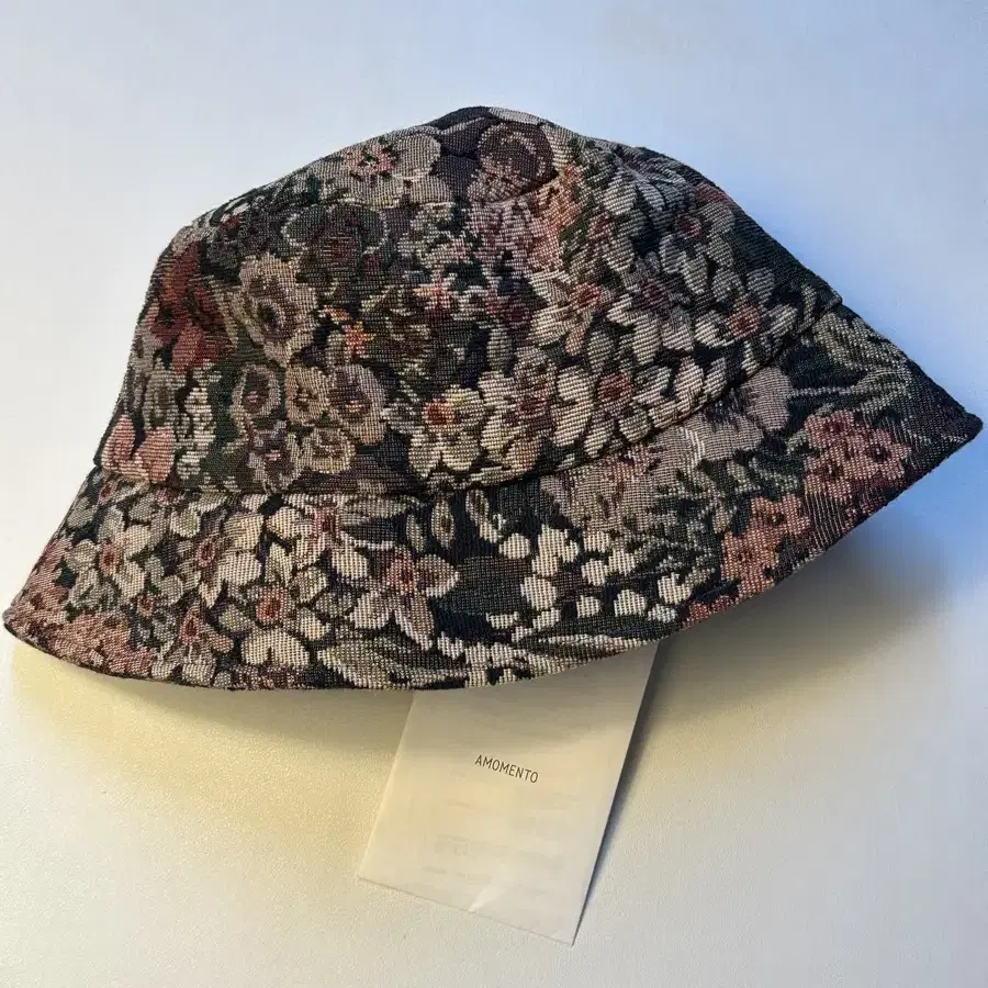 아모멘토 플라워 자카드 버킷 햇 FLOWER JACQUARD BUCKET