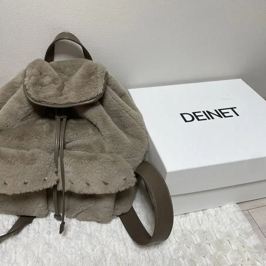 다이닛 POM POM FUR BACKPACK IN MOCHA