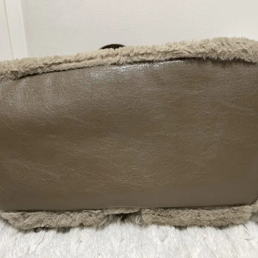 다이닛 POM POM FUR BACKPACK IN MOCHA