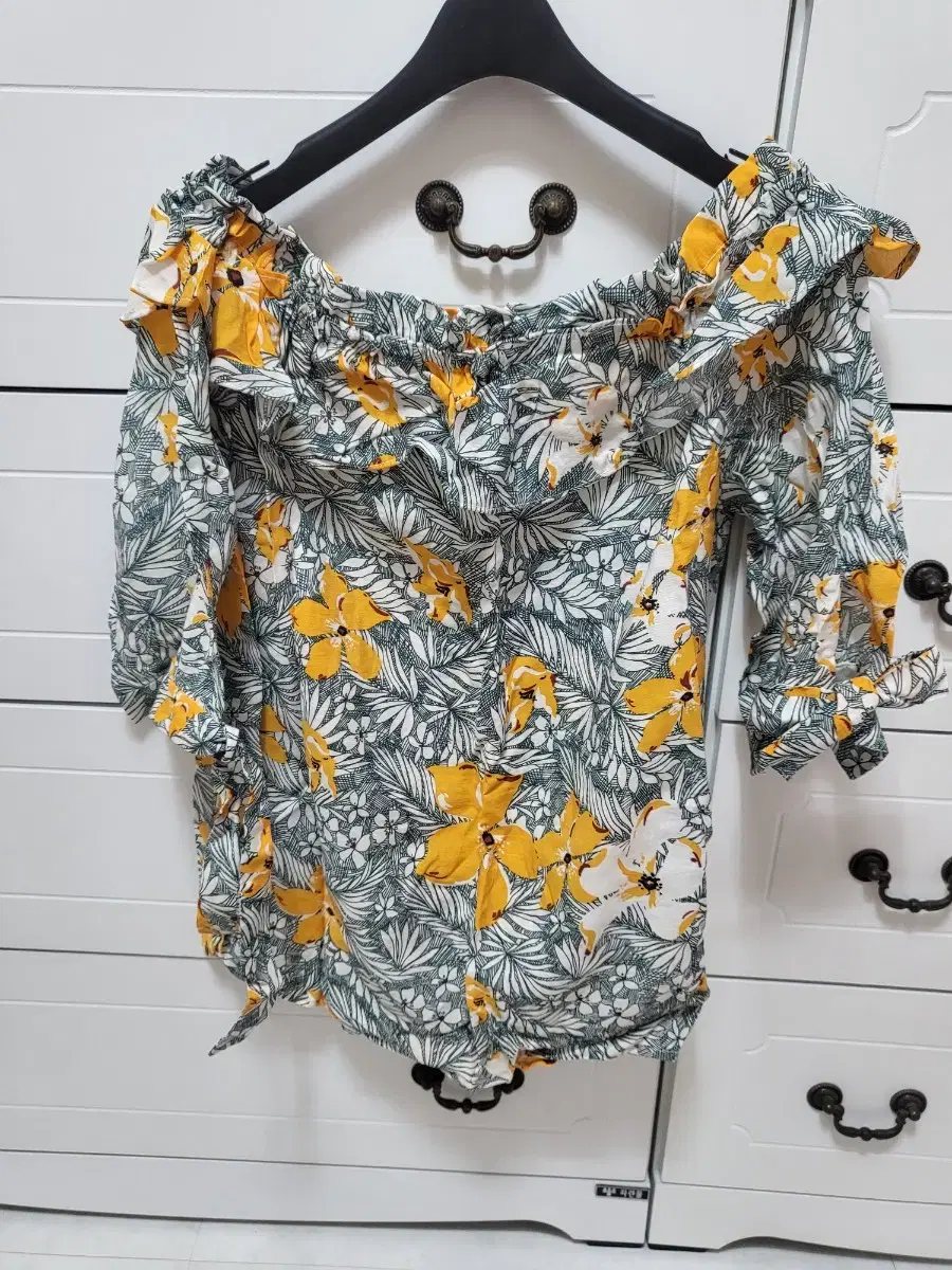 Top-knot flower off-shoulder blouse