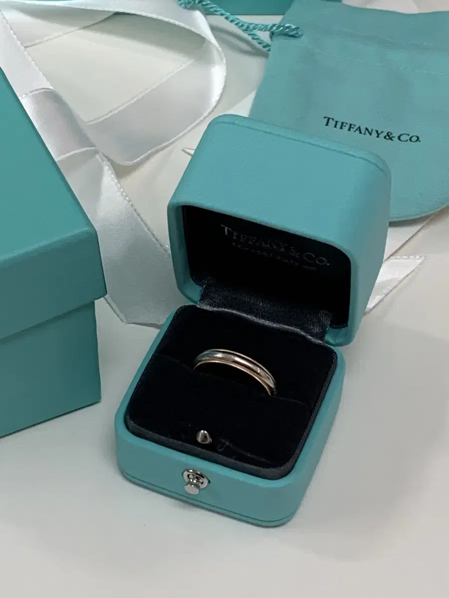 Tiffany & Co. Milgrain Platinum 4mm 7.5mm (Korean size 16)