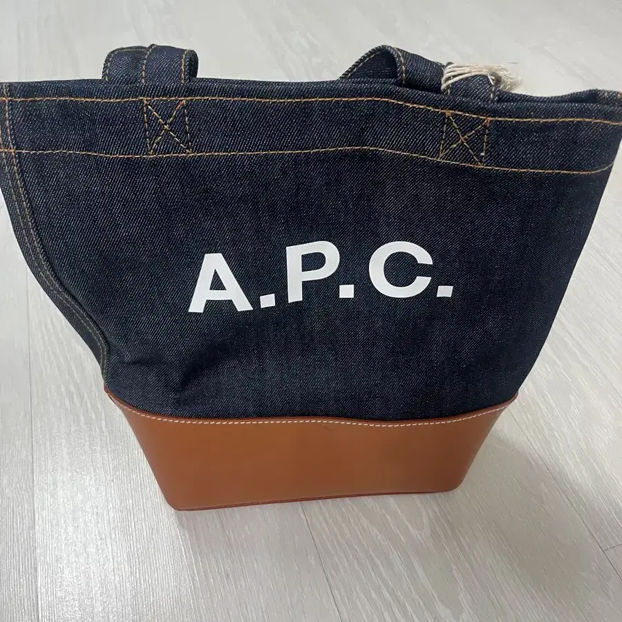 APC 아페쎄 새 가방 팔아요!! (10만원)