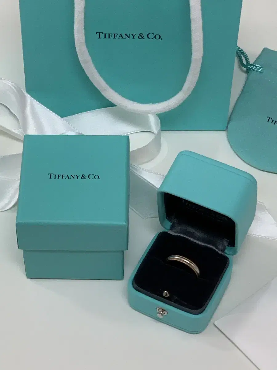 Tiffany & Co Millgrain Platinum 3mm No. 6