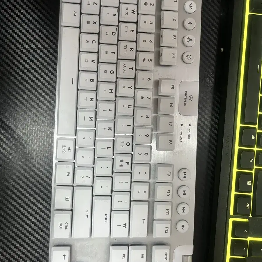 로지텍 g913 tkl 화이트 갈축