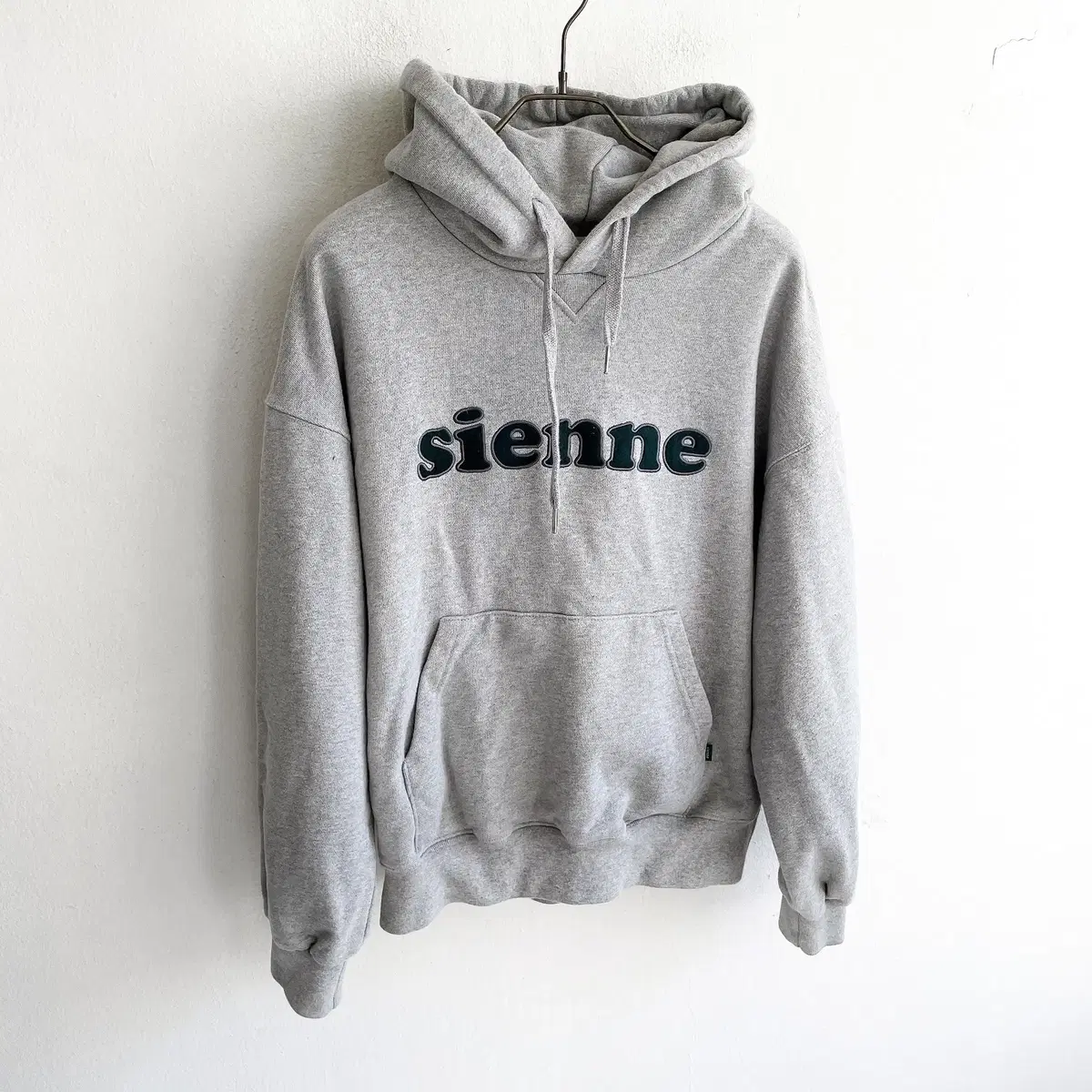 SIENNE 패치 후디드 스웻셔츠