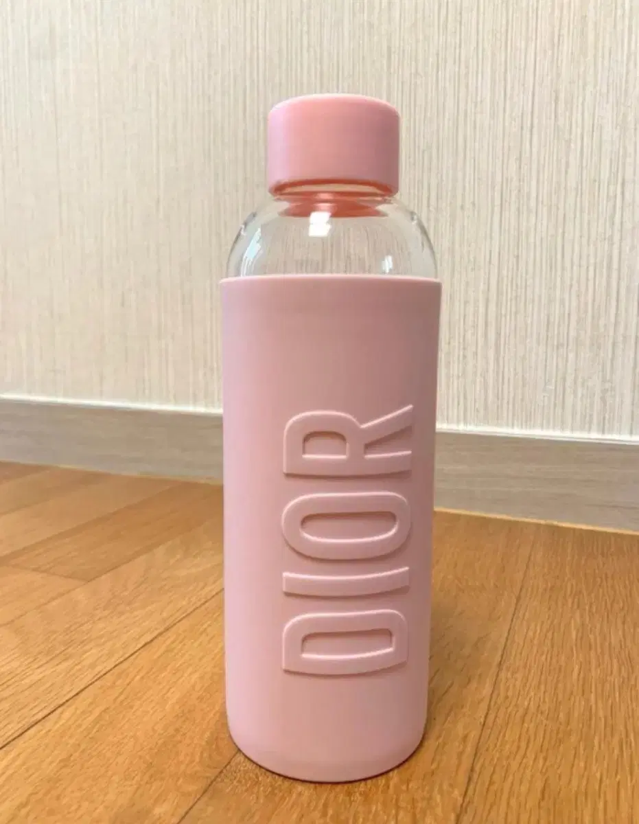 Dior 홀리데이 핑크 텀블러 보틀