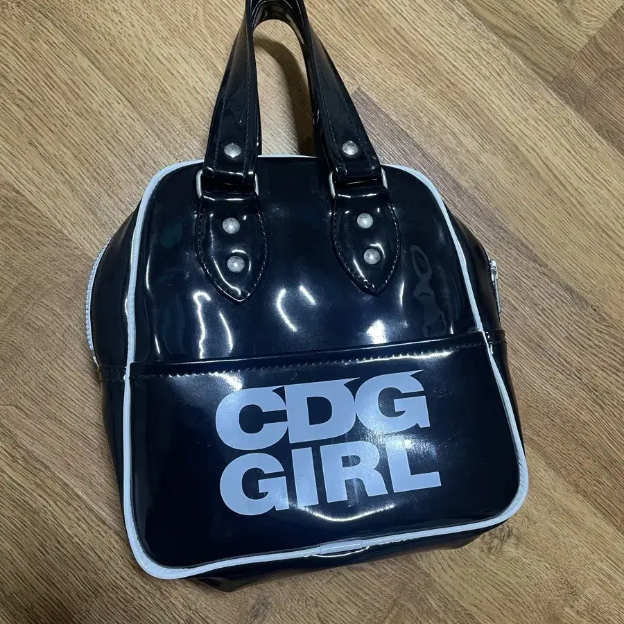 CDG GIRL 에나멜 토트백