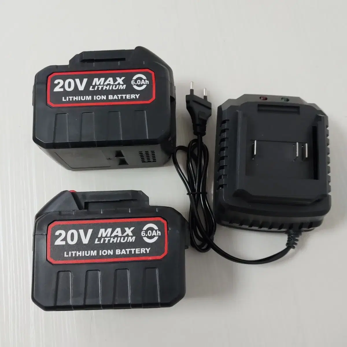 Two Makita-compatible batteries + 18-21V