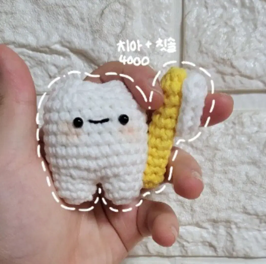 Knitted keyring) Tooth + toothbrush