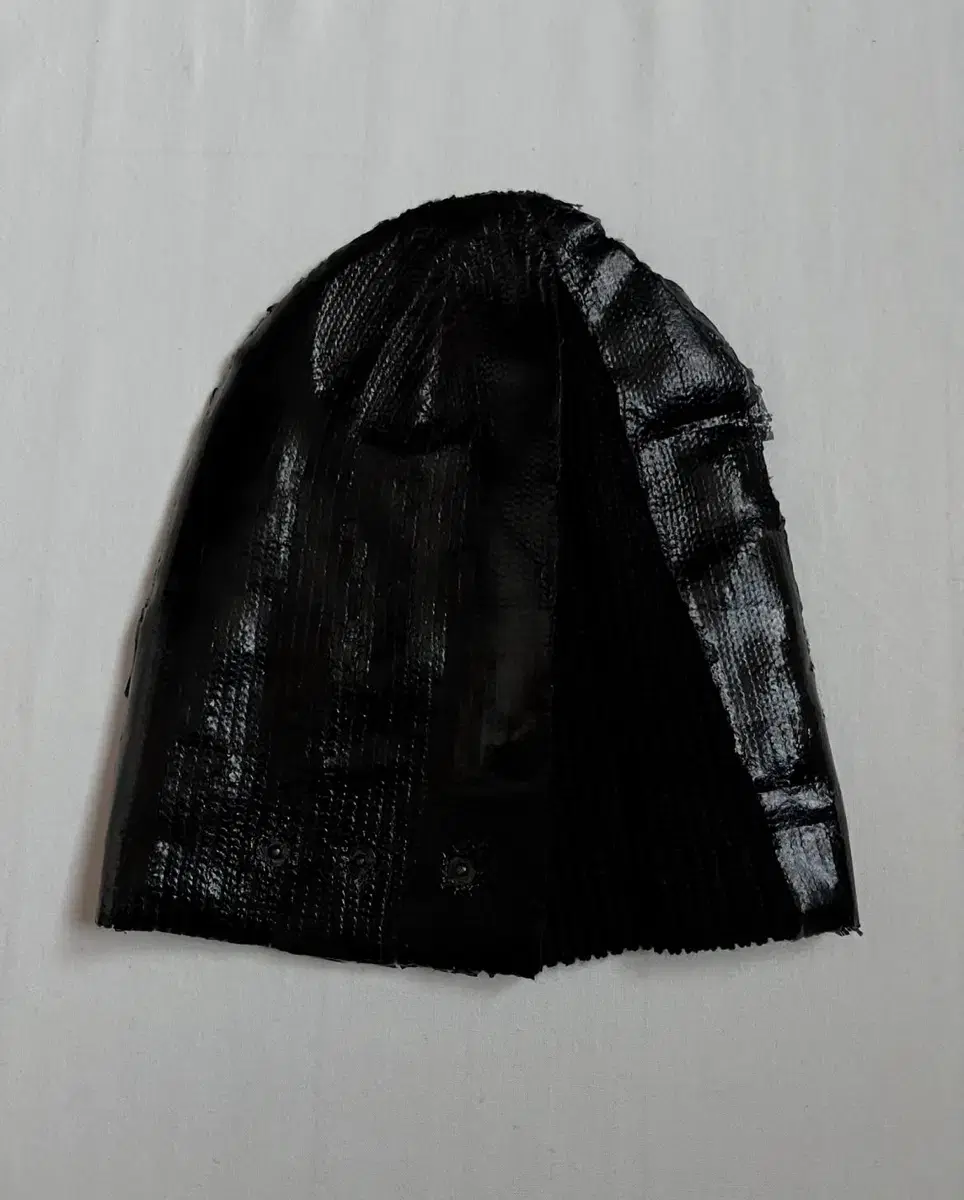 CARNET-ARCHIVE EXCAVATED BEANIE HAT