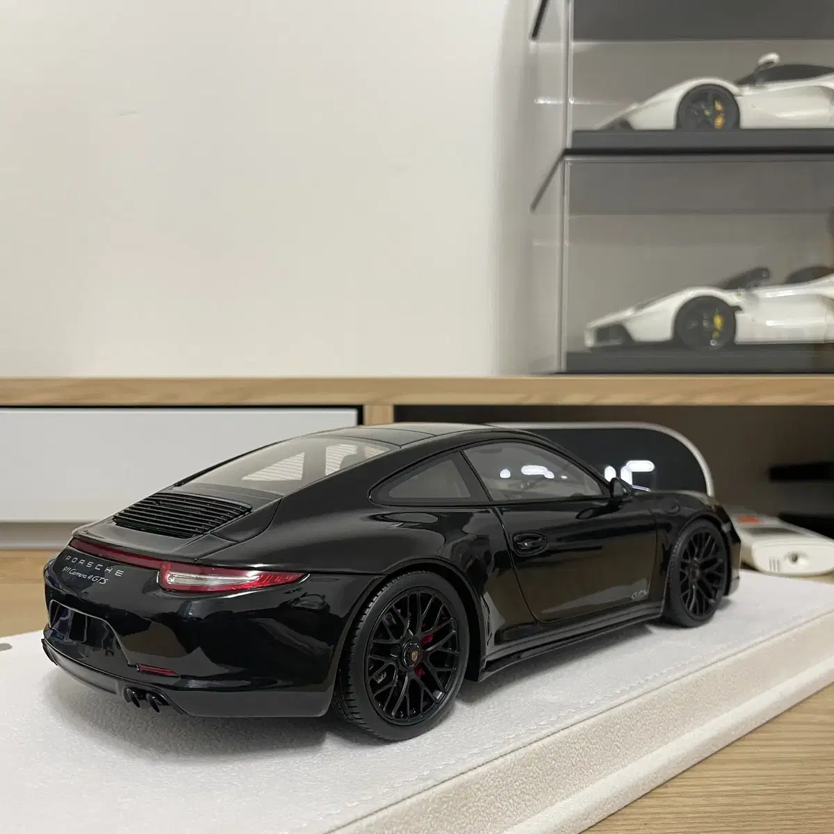 1:18 메이크업 포르쉐 카레라 911 4 gts 팝니다.