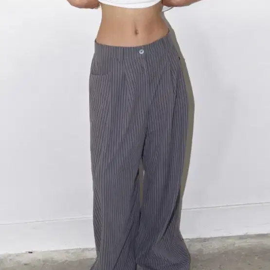 구해요)폴리수엠 STRIPE OVERSIZED TUCK PANTS