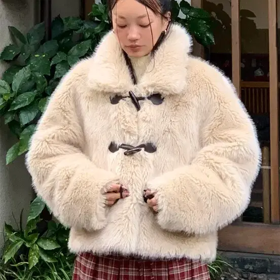 마가린핑거스 TOGGLE FUR JACKET 퍼 자켓 베이지