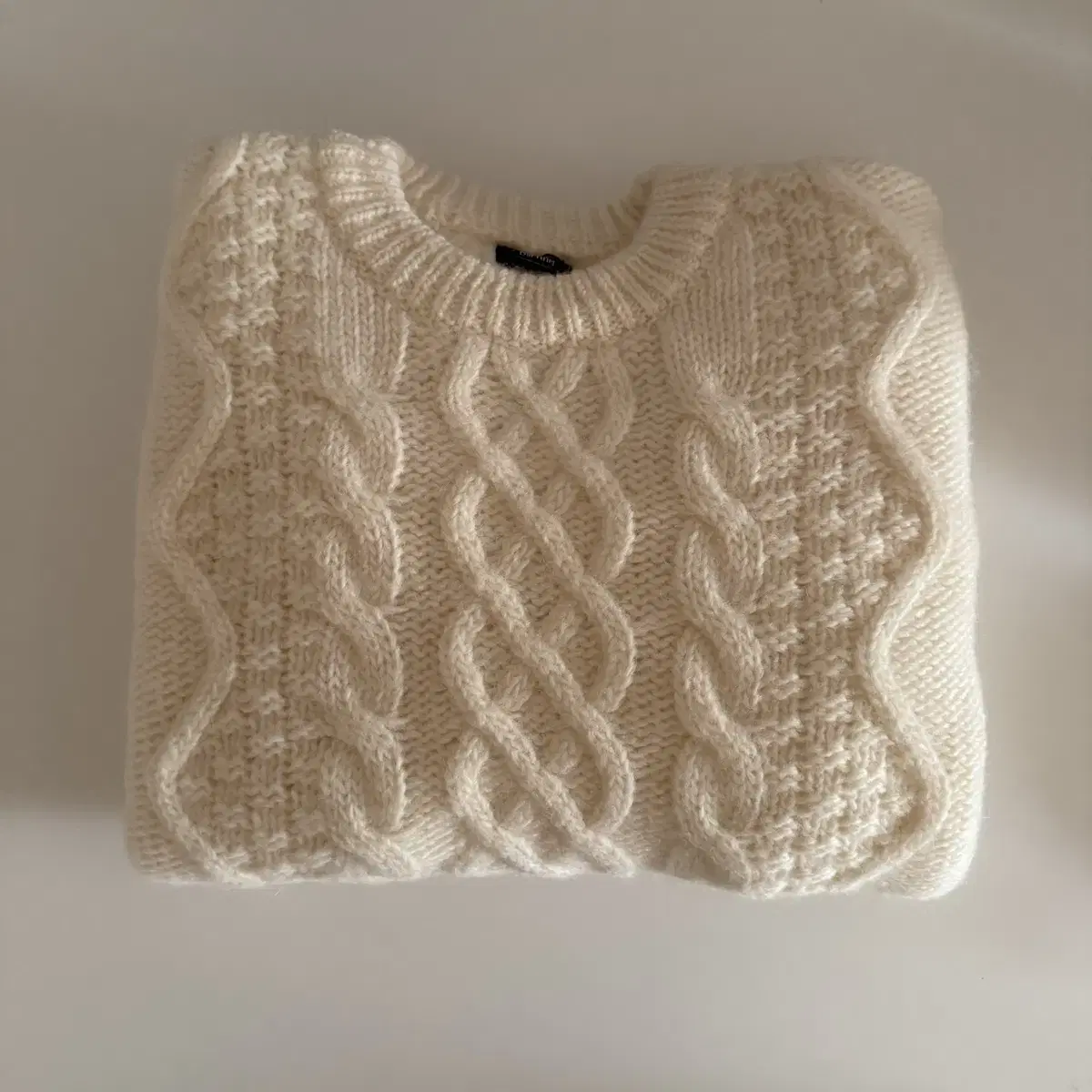 더바넷 Lattice Pastry Cable Knit Sweater