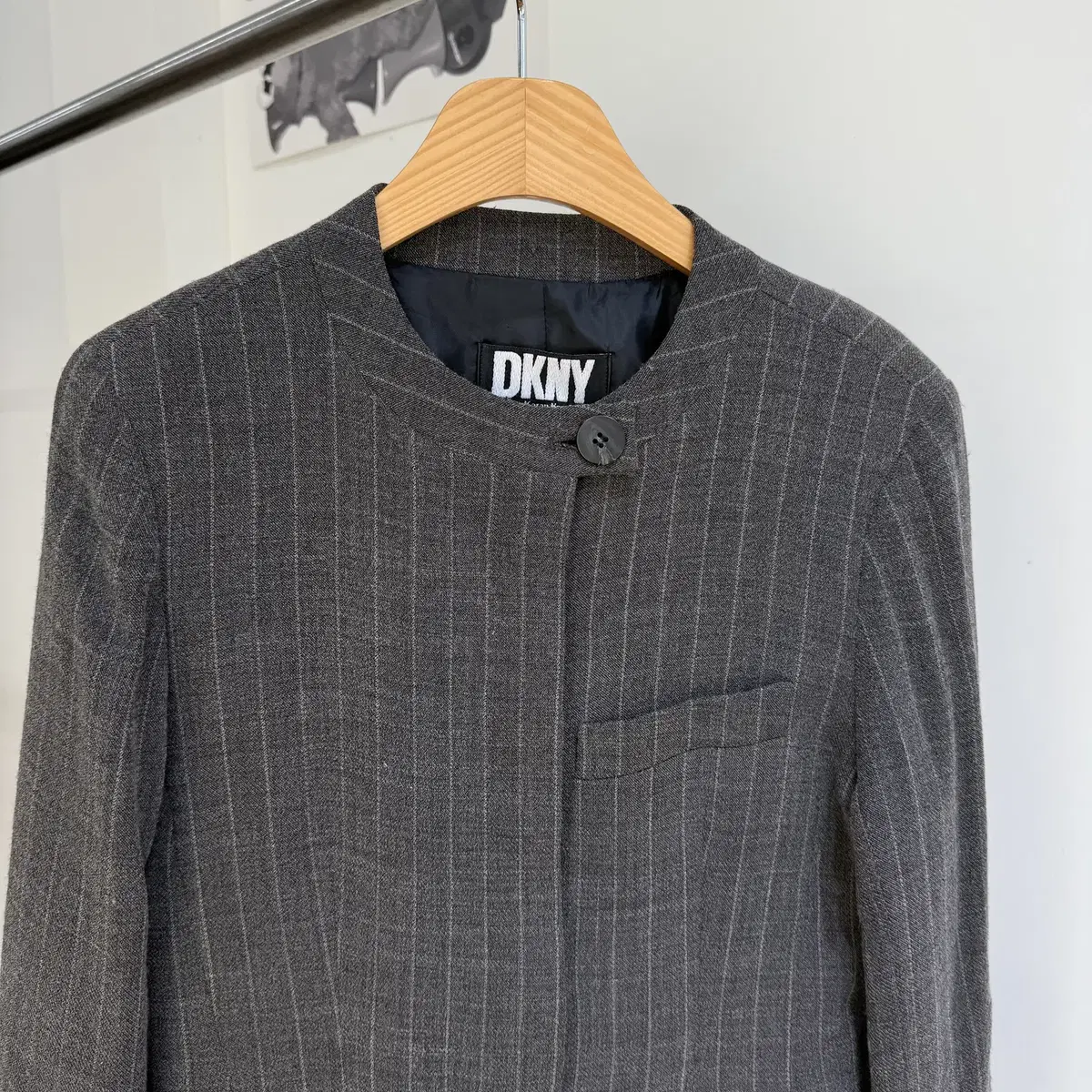 DKNY 그레이 스트라이프 자켓