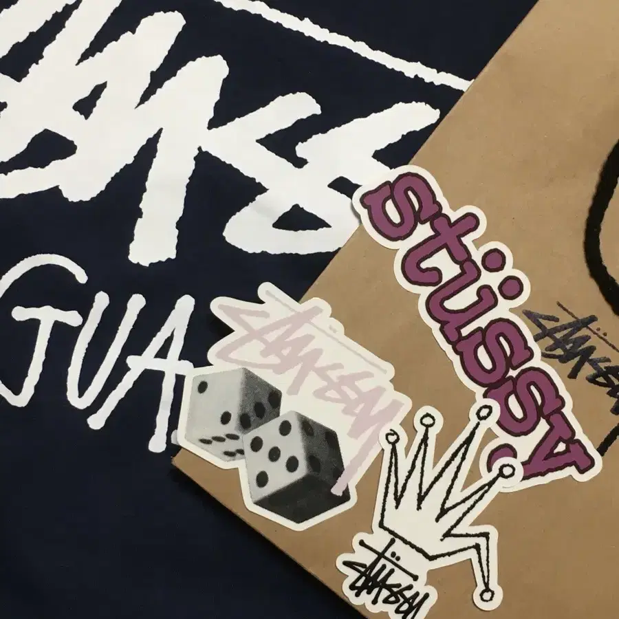 새상품 ) 스투시 괌 L 반팔 티셔츠 네이비 stussy 슈프림 팔라스