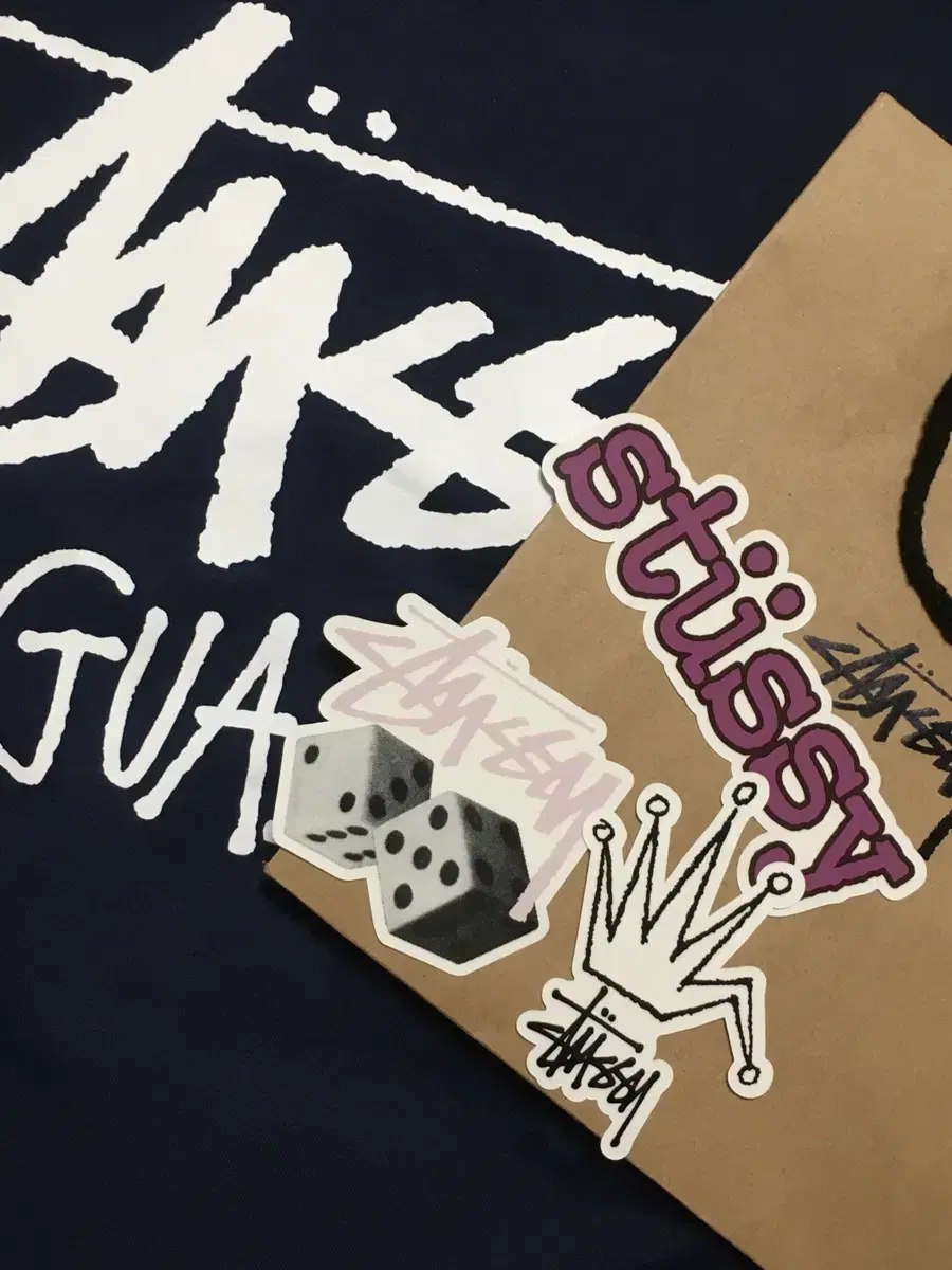 새상품 ) 스투시 괌 L 반팔 티셔츠 네이비 stussy 슈프림 팔라스