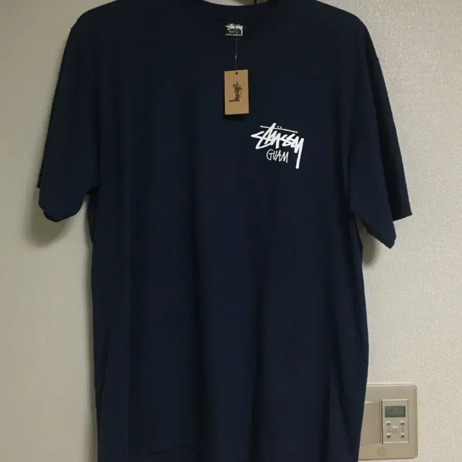 새상품 ) 스투시 괌 L 반팔 티셔츠 네이비 stussy 슈프림 팔라스