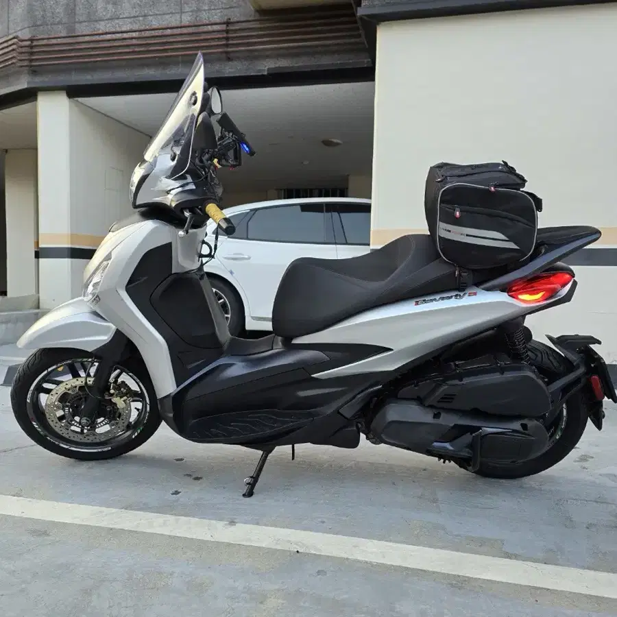 22년식 피아지오 버버리400CC