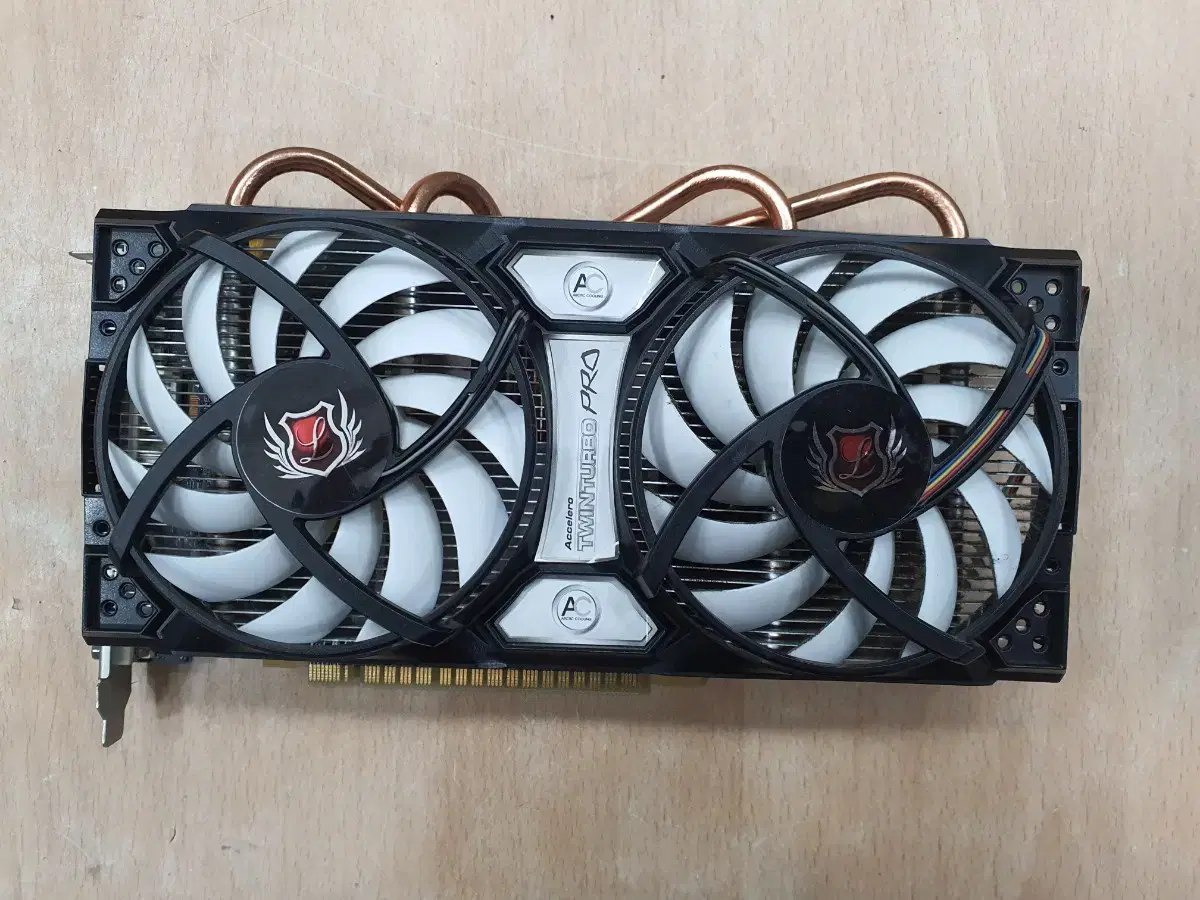 GTX 550TI 1G 그래픽카드 팬1개작동