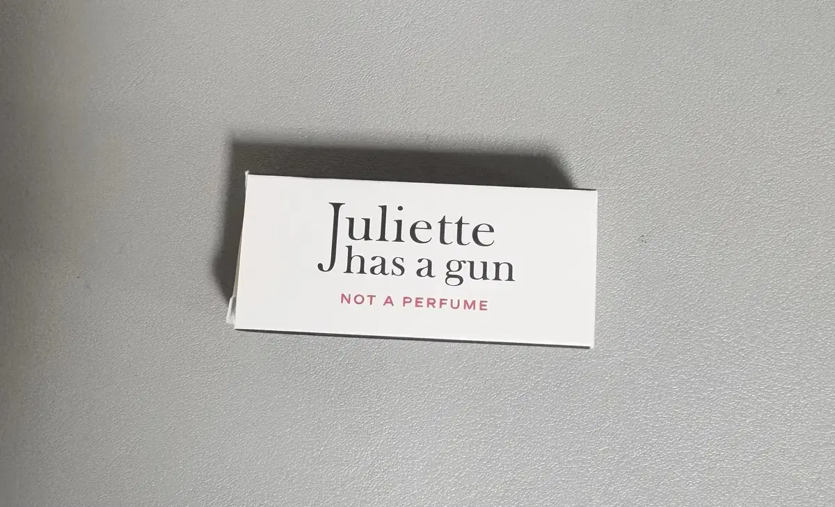 I'm selling a sample kit of Juliette Harms A Gun's Better Perfume EDP!